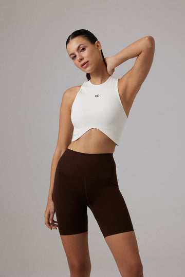 Iris Seamless Bra Beyaz: Kadın spor bra, nefes alabilir ve esnek kumaş ile.